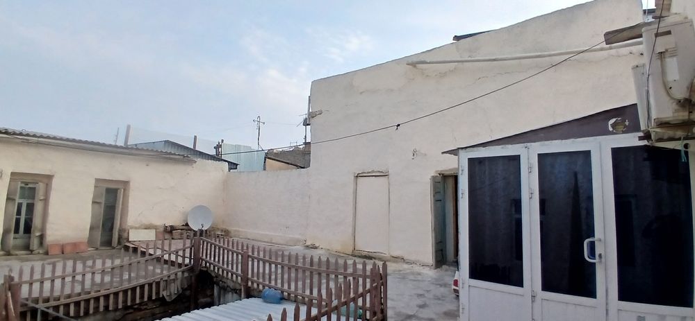 Eski waharda hovli sotiladi.