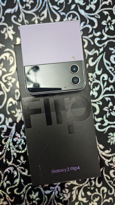 Samsung Galaxy Z Flip 4 – Ca nou! + Cutie originală + 3 huse cadou