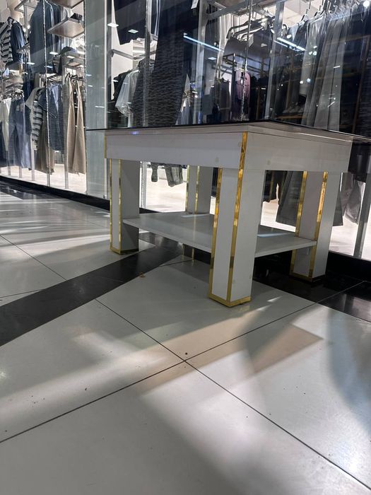 стеклянный стол из дерева