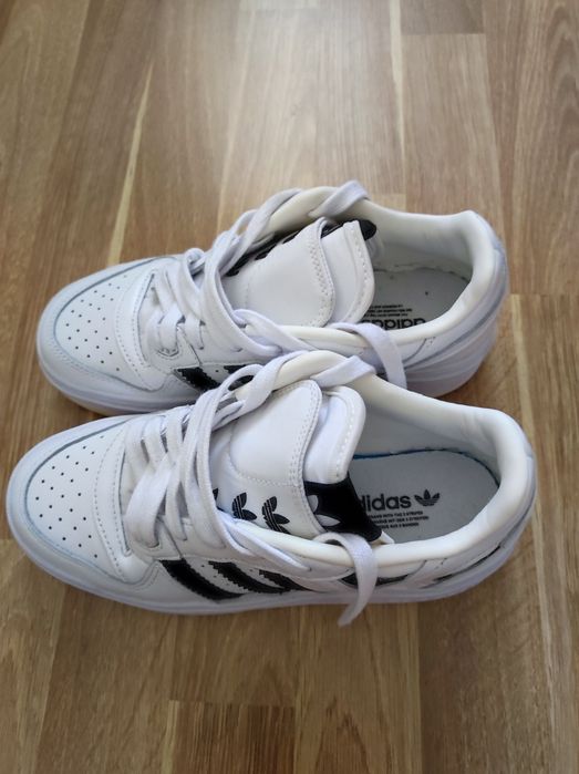 Дамски маратонки Adidas като нови!Обувани два пъти!