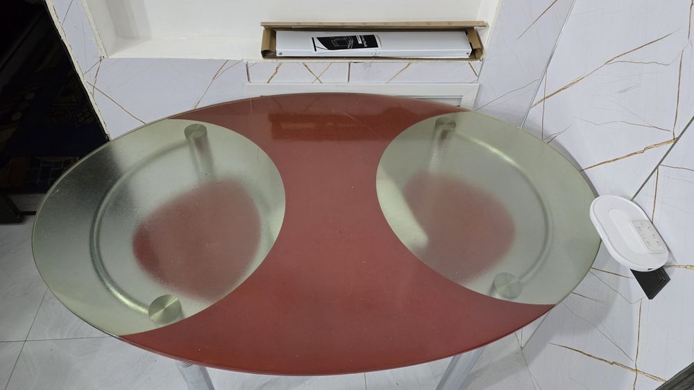 Стеклянный кухонный стол