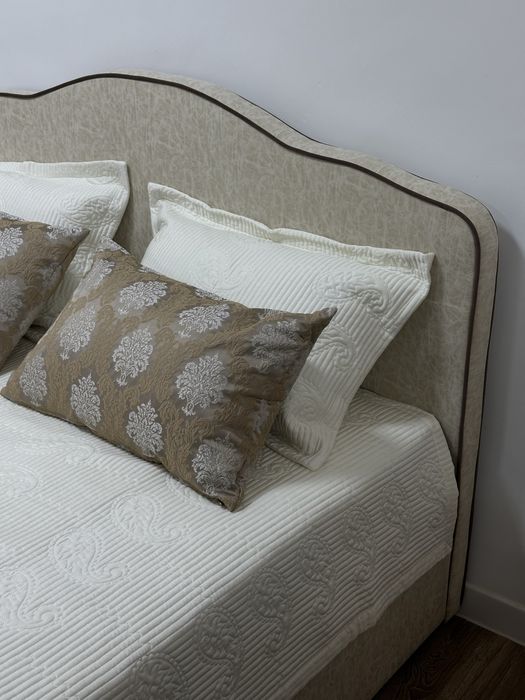 Кровать с матрасом и покрывалом