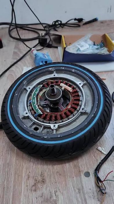 Reparați trotinete, triciclete, biciclete și scutere electrice.