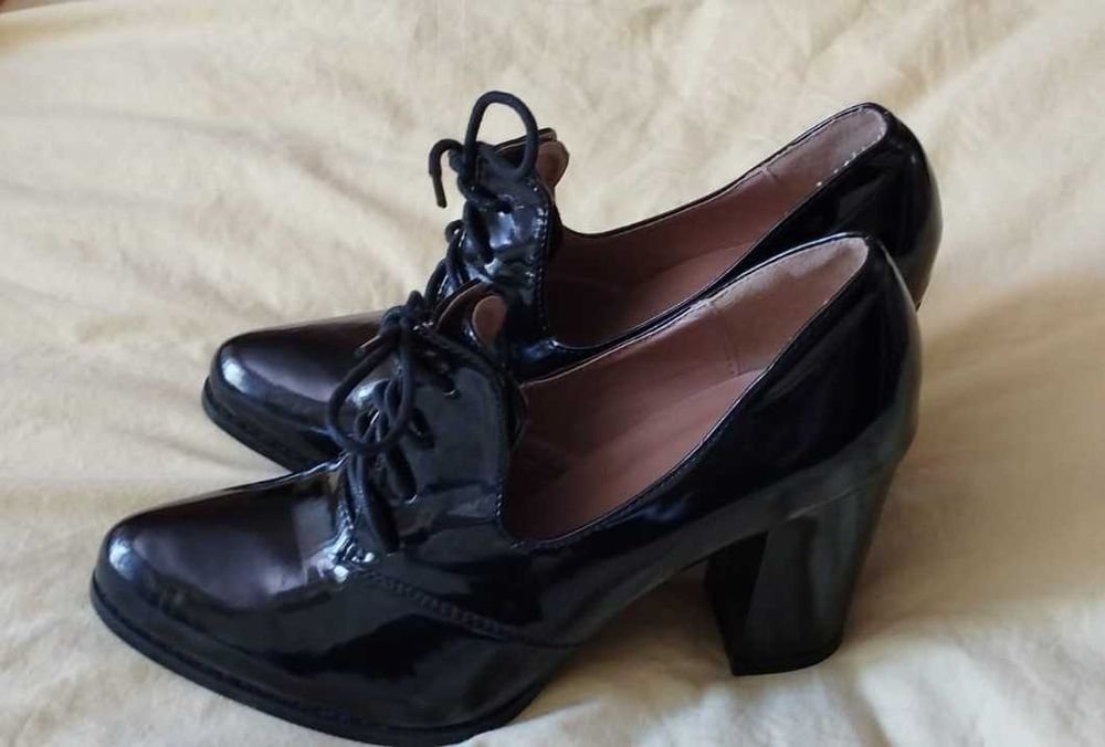 Pantofi negri de lac
