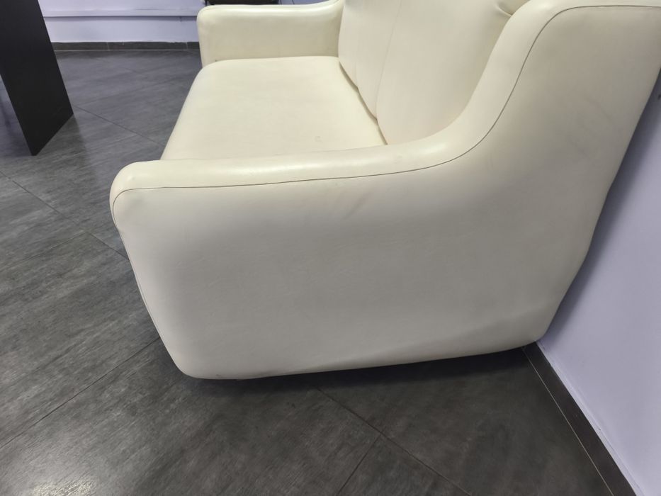 Продаю офисный диван