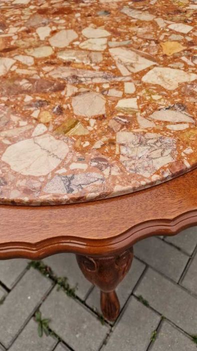Masa de salon din lemn masiv sculptat