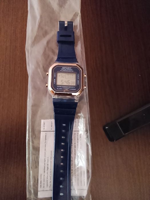 Vând ceas iluminator nou