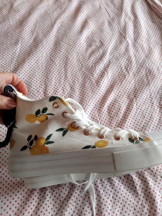 Дамски кецове ,нови ,с жълти плодове