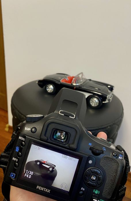 Vând aparat foto DSLR Pentax K200D, în stare bună și perfect funcțional, cu shutter count foarte mic: doar 3363 cadre.