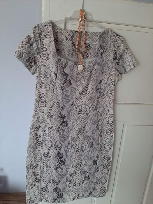 Нова дамска рокля MISS LILIUM
Размер 42 и подарък колие.
Цена 25€