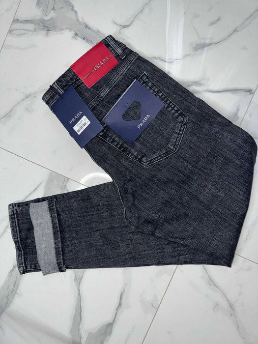 Blugi noi cu eticheta Prada