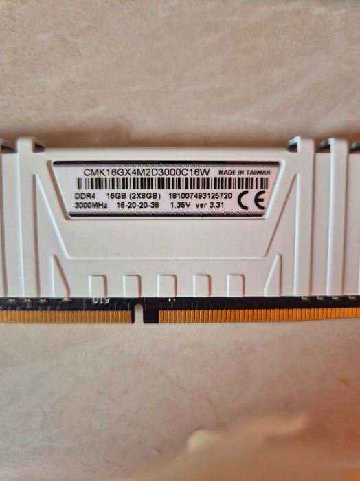 Продавам рам памет Corsair Veng 2×8 16gb ddr4 3000mhrz CL16