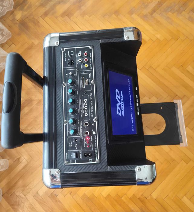Караоке колона с 7" дисплей и DVD Player