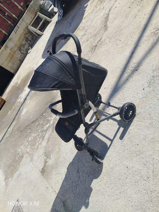 Detskiy kolyaska sotiladi