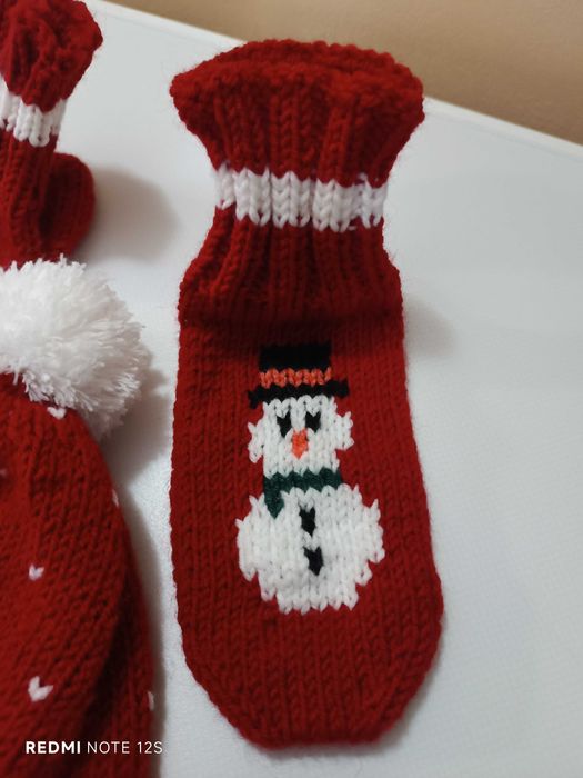 Ръчно плетен детски комплект – шапка и чорапи