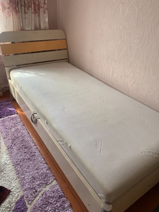 Продам кровать с матрасом