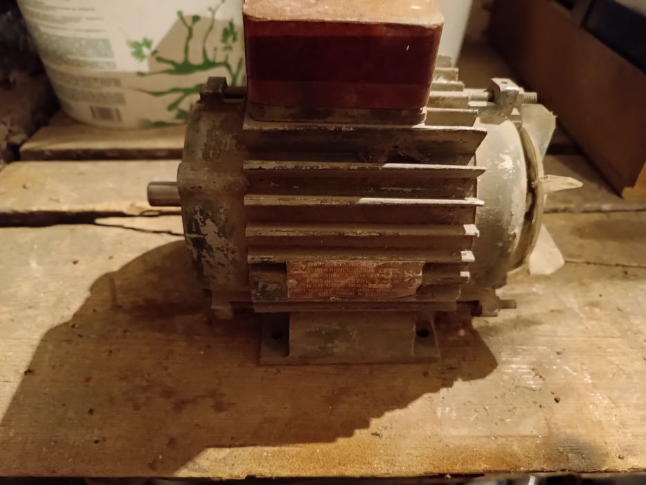 Насосы водяные и электродвигатели