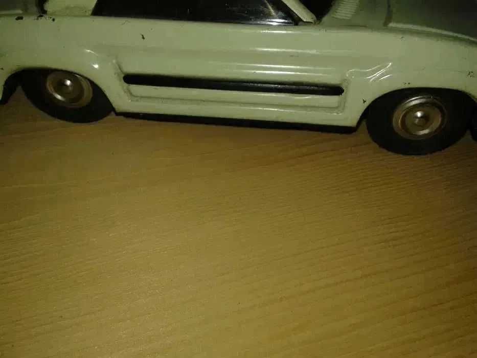 Masinuta fabricata din tabla anii 80