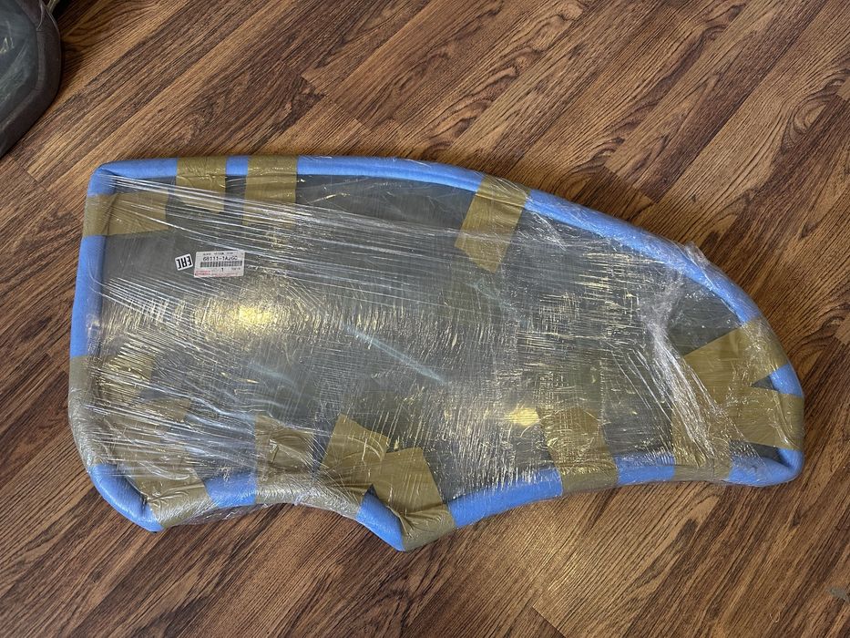 Стекло переднее левое Levin