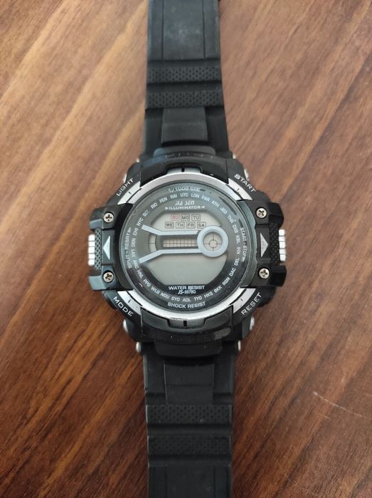 Часы с разных бренд