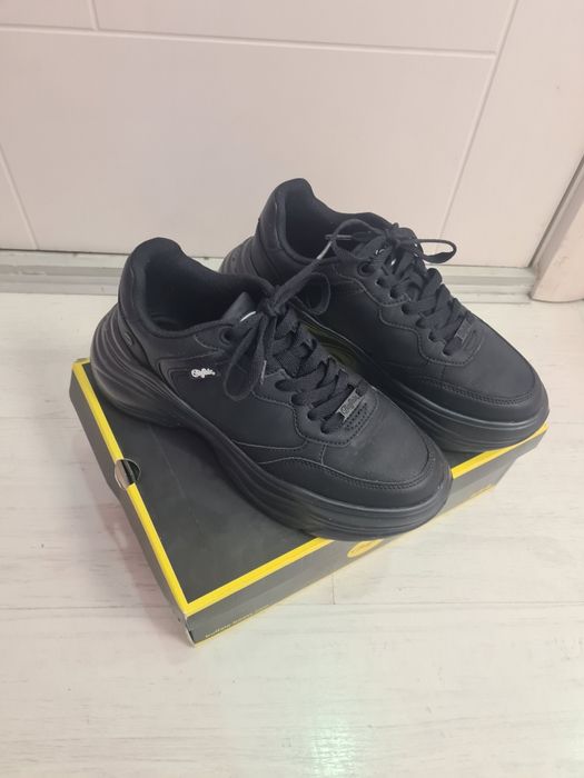 Продавам маратонки buffalo