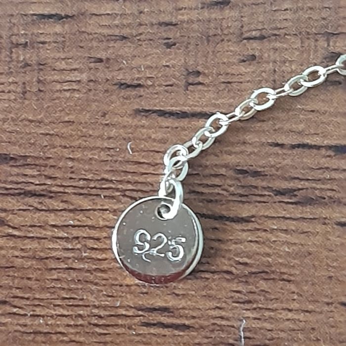 Колье серебряное с подвесками шармами продаю.