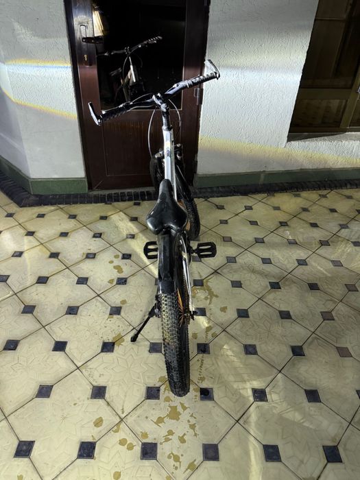 Продам почти новый велосипед цена 30к