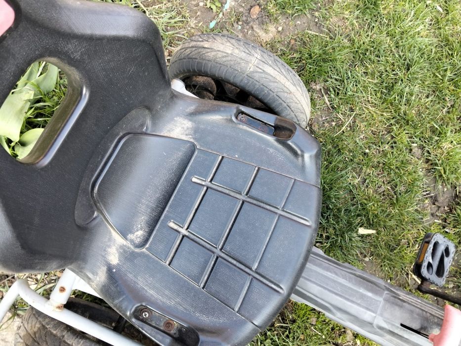 Kart cu pedale, pentru copii  cu greutate pana la 50 kg.