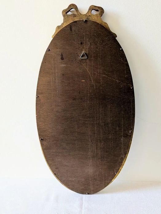 Oglindă ovală antică cu o ramă aurită delicat sculptată, piesa in stil