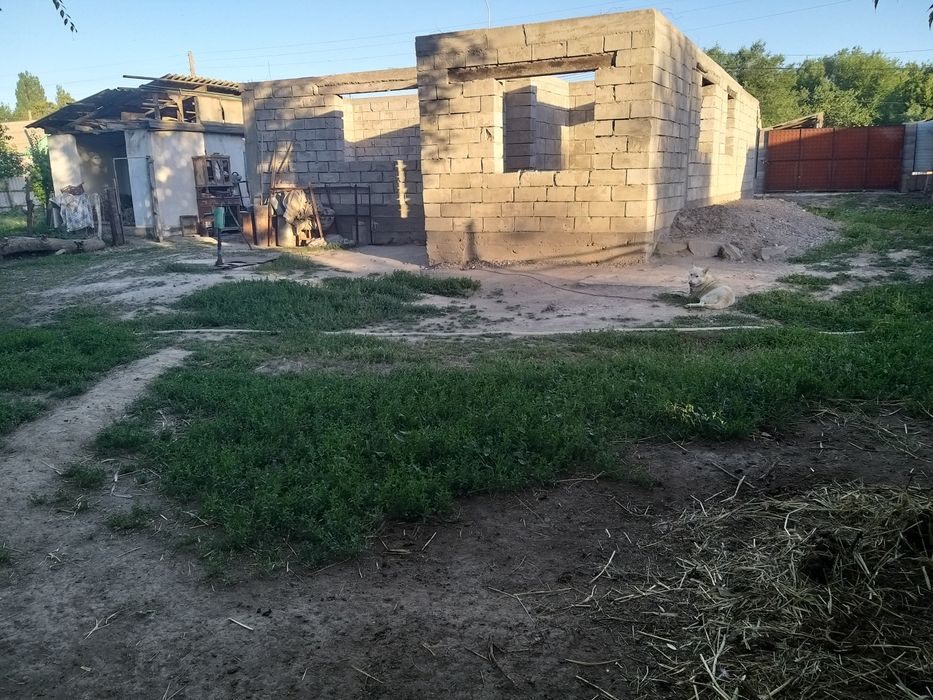 Продам участок с недостроенным домом