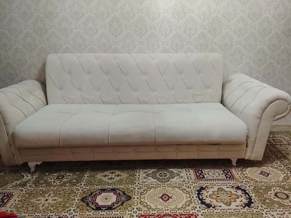 Продаётся диван дёшево.