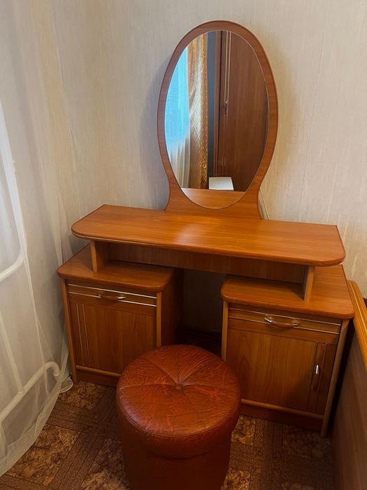 Трюмо с зеркалом .