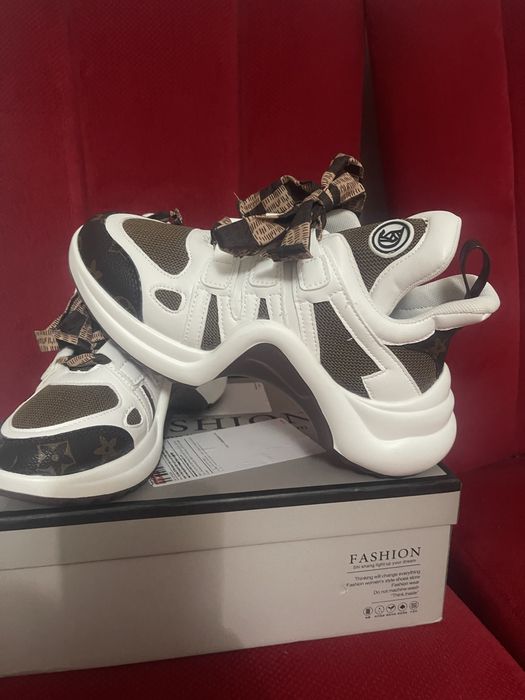 Adidasi noi,marimea 37