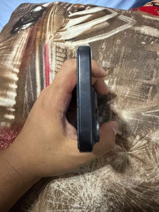 Iphone 15 pro black titan звоните