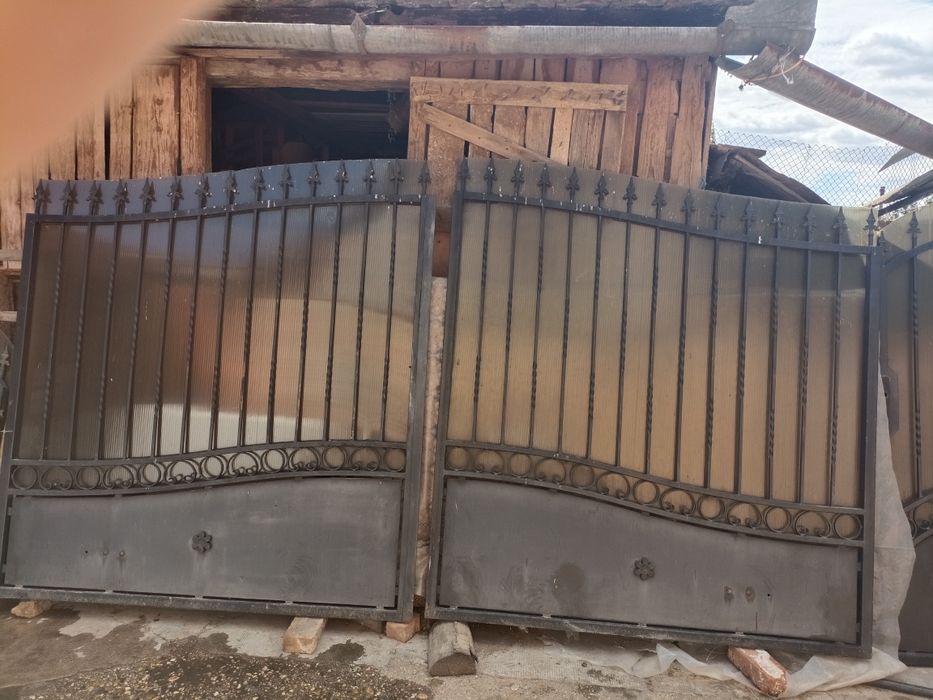 Vînd Portă din  fier forjat