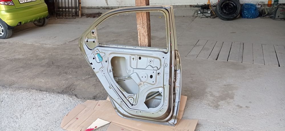 Кобальт эшик орка час томон.