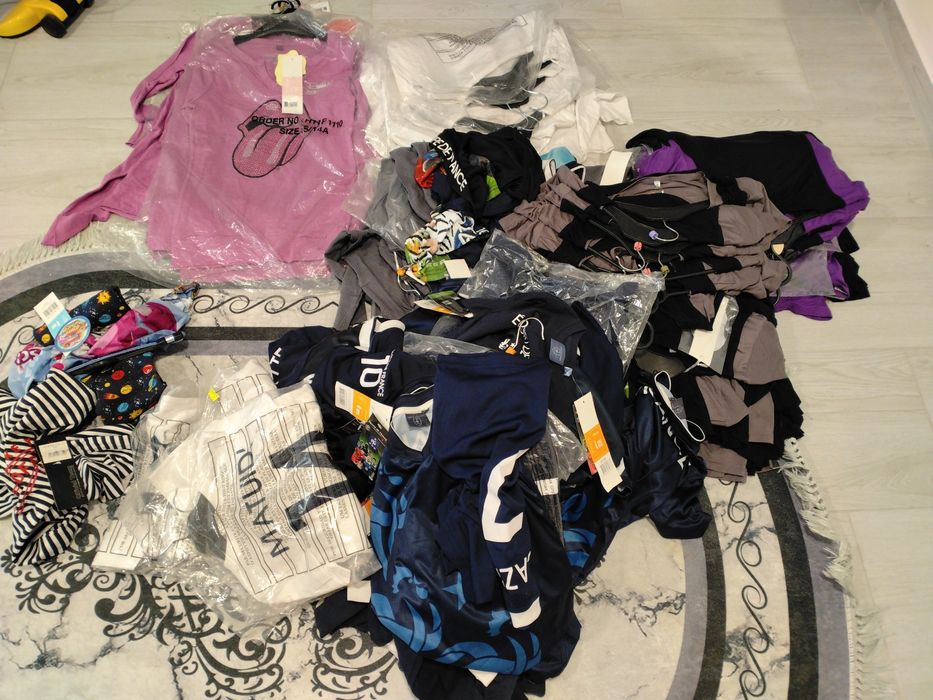 Lot haine copii 200 buc