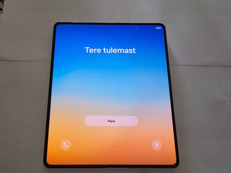 Samsung Galaxy Z Fold 5 | 12GB RAM | 256GB | Цвят Крем | Като нов!