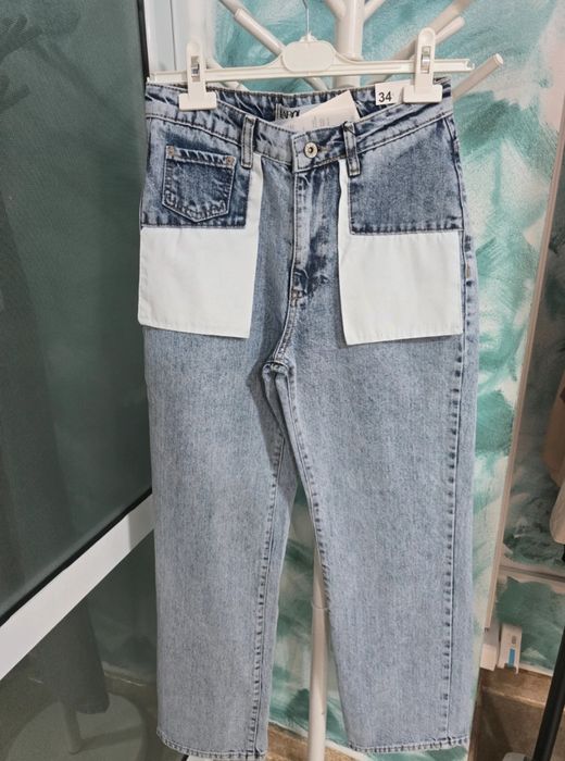 Blugi cu buzunare aplicate