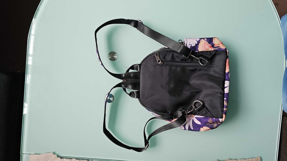 Дамска раница черна с флорални мотиви