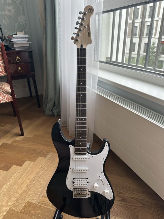 Yamaha Pacifica 112J+подставка