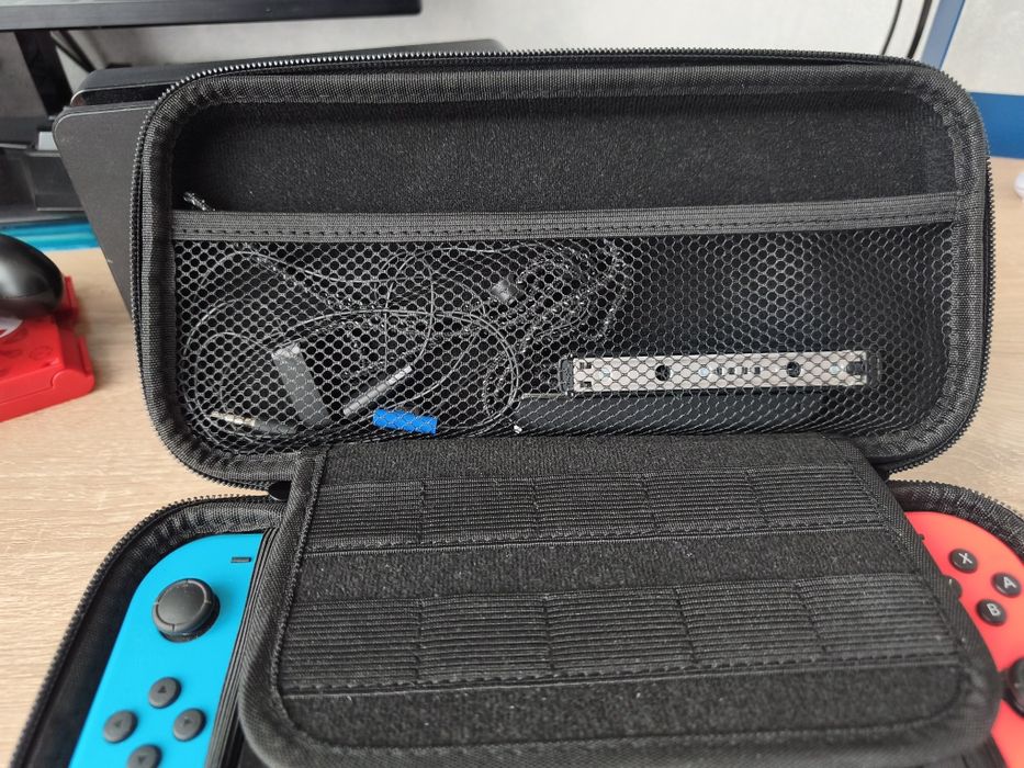 Продавам Nintendo Switch OLED в перфектно състояние с подарък калъф, стойка и игра