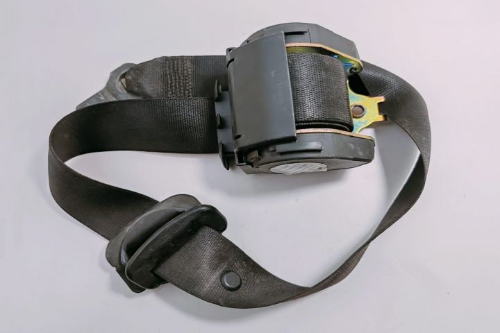 Centura de siguranta  dreapta fata 566244601 / 8207956 BMW Seria 3 E4