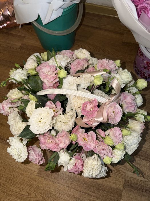 Красивые цветы в корзине