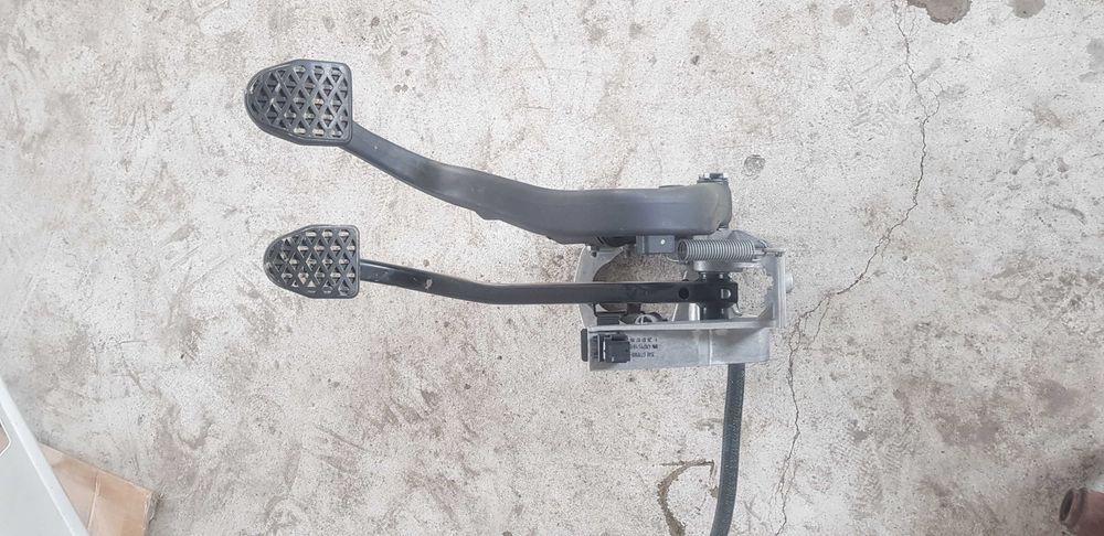 Педали съединител и спирачка -/BMW/-/е90/е91/е92/е93/ 320i 150кс. N46B