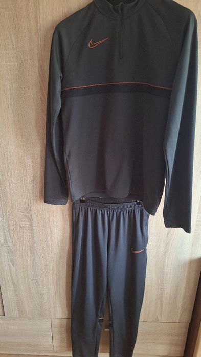 Юношески пролетно-есенен екип на Nike