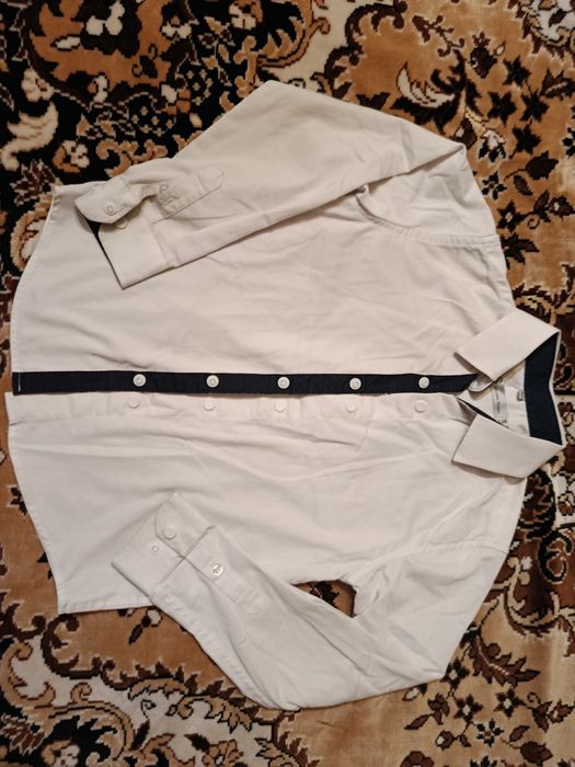 Продам рубашку школьную р 122 на 6-7 лет