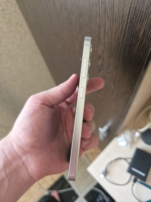 Samsung S24 White 128GB/8RAM.