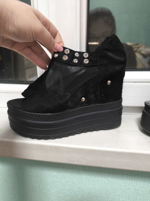 Продам босоножки на платформе