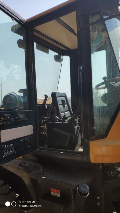 Погрузчик и экскаватор